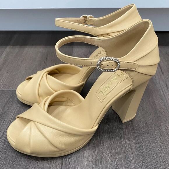 CHANEL BEIGE LEATHER PEARL CC LOGO HEELS SANDALS SHOES Size 38.5 new w/box - Picture 11 of 15